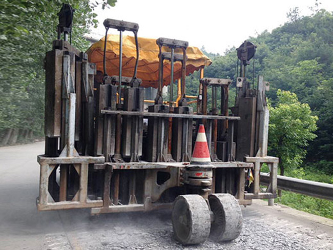 多錘頭水泥路面破碎機(jī)